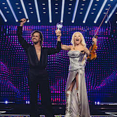 Pete Parkkonen ja Linda Lampenius tuulettamassa UMK-voittoa UMK-lavalla palkinto kädessään.