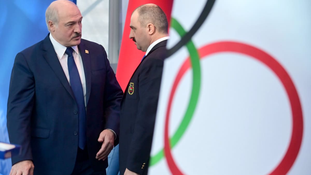 Viktor Lukašenka (oik.) siirtyi Valko-Venäjän olympiakomitean johtoon hänen isänsä, presidentti Aljaksandr Lukašenkan tilalle.