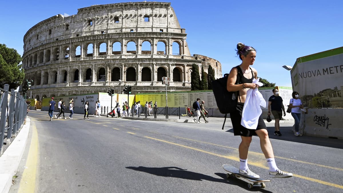 Skeittari Rooman Colosseumin edustalla.