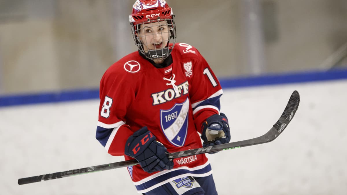 Michaela Pejzlova hymyilee.