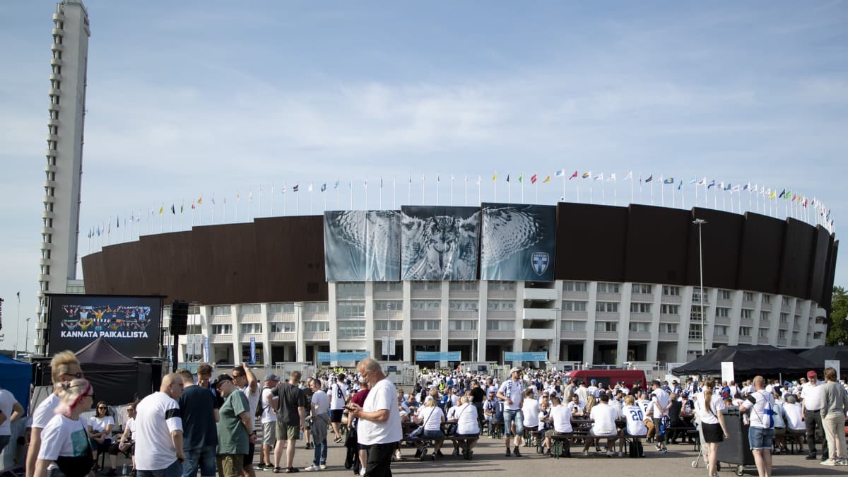 Ihmisiä Olympiastadionin edustalla.