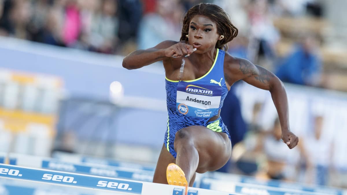 Pika-aituri Britany Andersson juoksee aitoja.