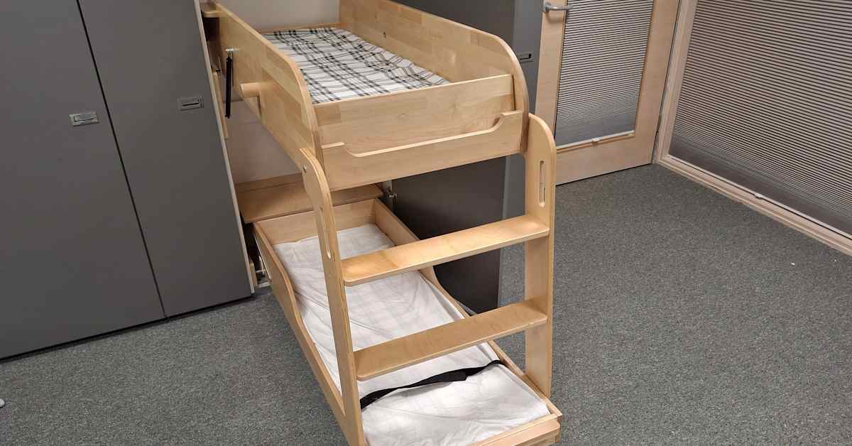 Useiden valmistajien kaappisängyt ovat aiheuttaneet vaaraa päiväkodeissa – myös sormia on jäänyt saranoiden väliin