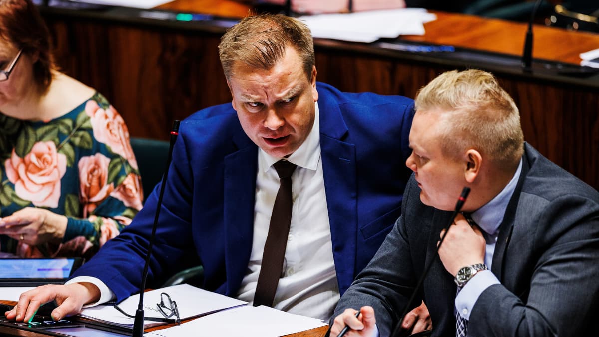 Antti Kaikkonen ja Antti Kurvinen täysistunnossa.