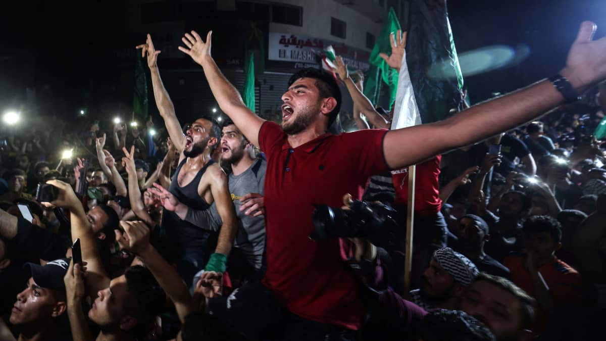 Ihmiset juhlivat kadulla Israelin ja Hamasin välistä tulitaukoa.  