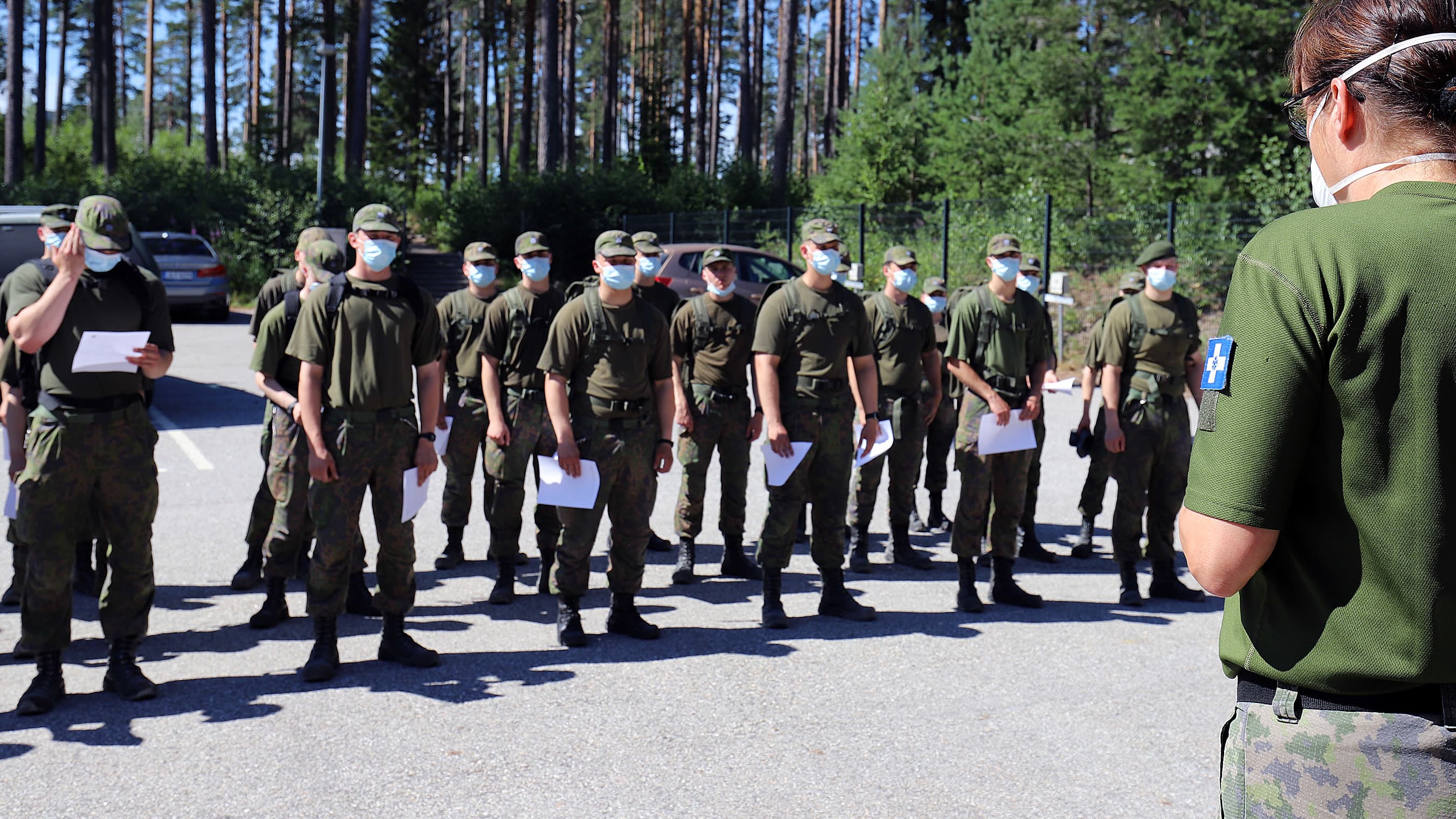 Kainuun prikaatin varushenkilöitä kesähelteessä ulkona heinäkuun puolivälissä 2021. Varushenkilöillä on kasvomaskit yllään koronavarotoimien vuoksi.