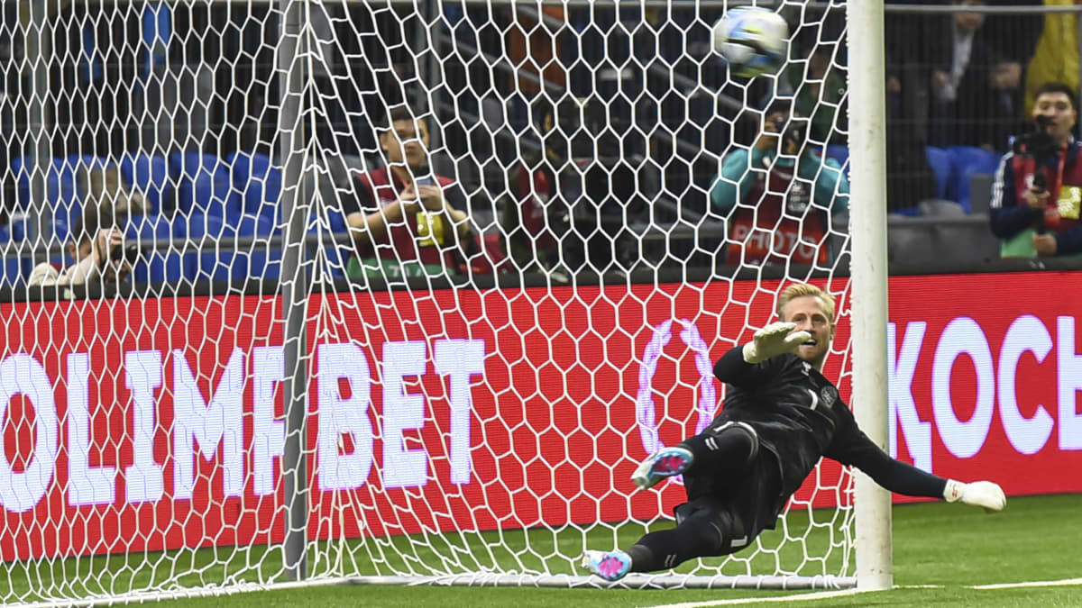 Kasper Schmeichel ei ehtinyt venyä pallon tielle.