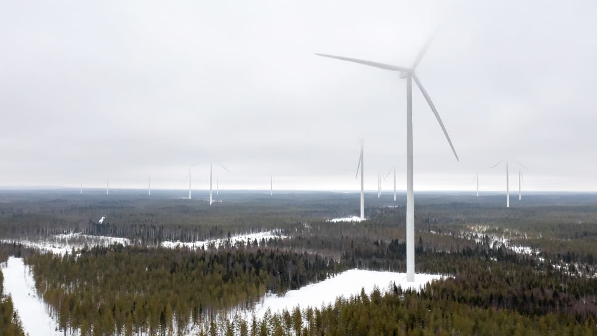 Simon Sarvisuolle valmistumaisillaan olevan tuulivoimapuiston tuulimyllyjä maaliskuussa 2022