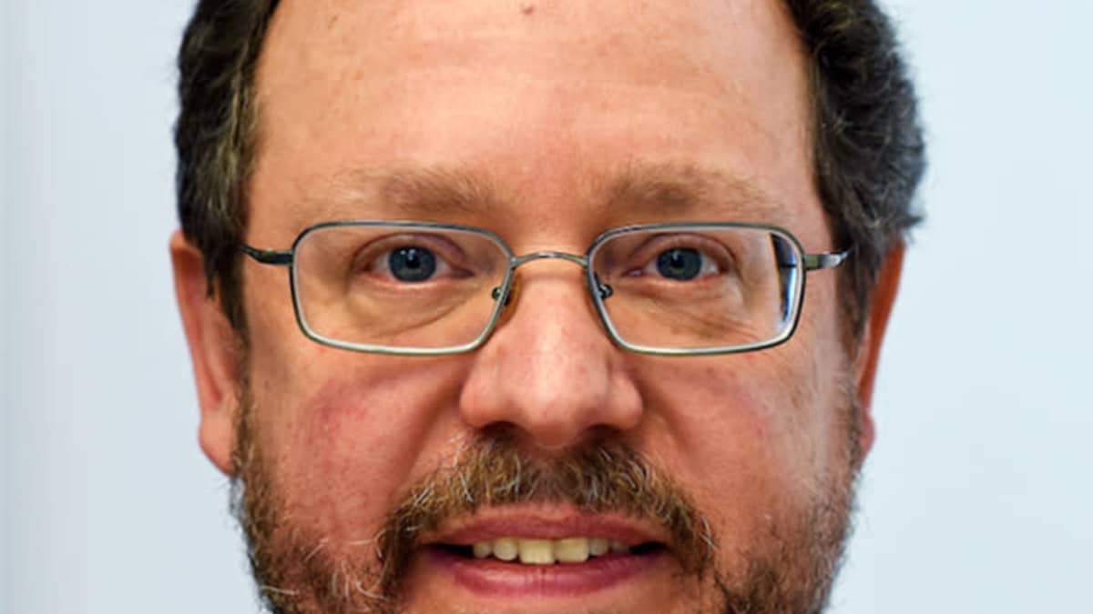 Kuolemanrangaistusten tilannetta seuraavan DPIC  -järjestön johtaja Robert Dunham kasvokuvassa.