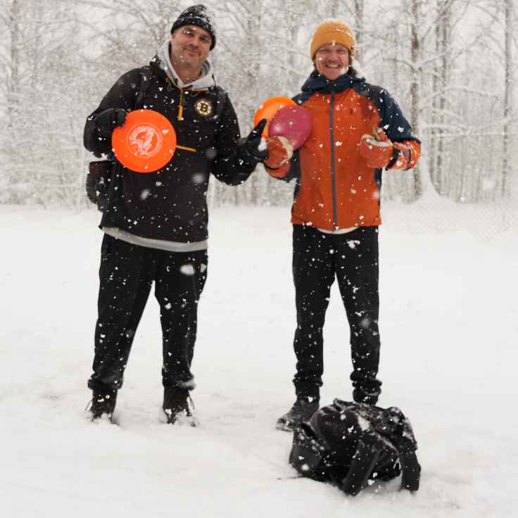 Antonio Matero ja Aamos Lemström pelasivat Oittaalla frisbeegolfia, kun lumikaaos sekoitti Etelä-Suomen 23.4.2024.
