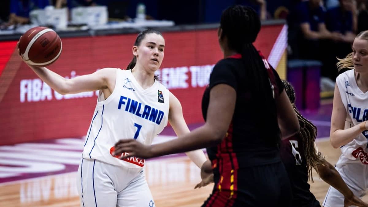 Suomen tähtipelaaja Elina Aarnisalo teki eniten pisteitä tyttöjen alle 18-vuotiaiden EM-kisoissa Turkissa.