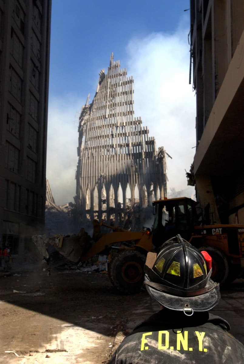 Palomies katsoo WTC:n rauniota.