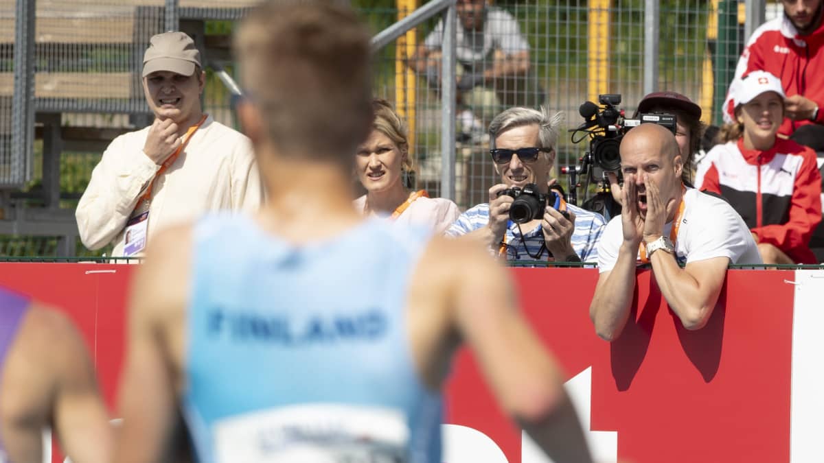 Valmentaja Ari Nummela kuvaa suojattiaan Eemil Helanderia, joka juoksee nuorten EM-kisoissa.