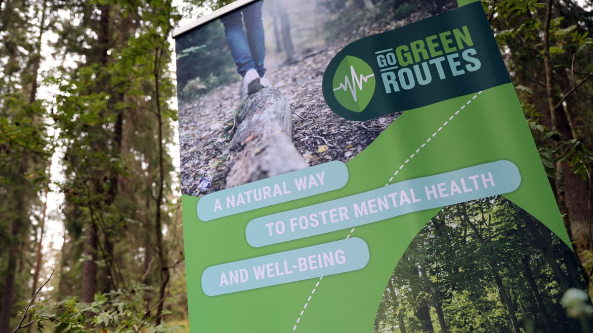 Go green routes-verkoston kyltti on pystytetty Kintterön metsään.