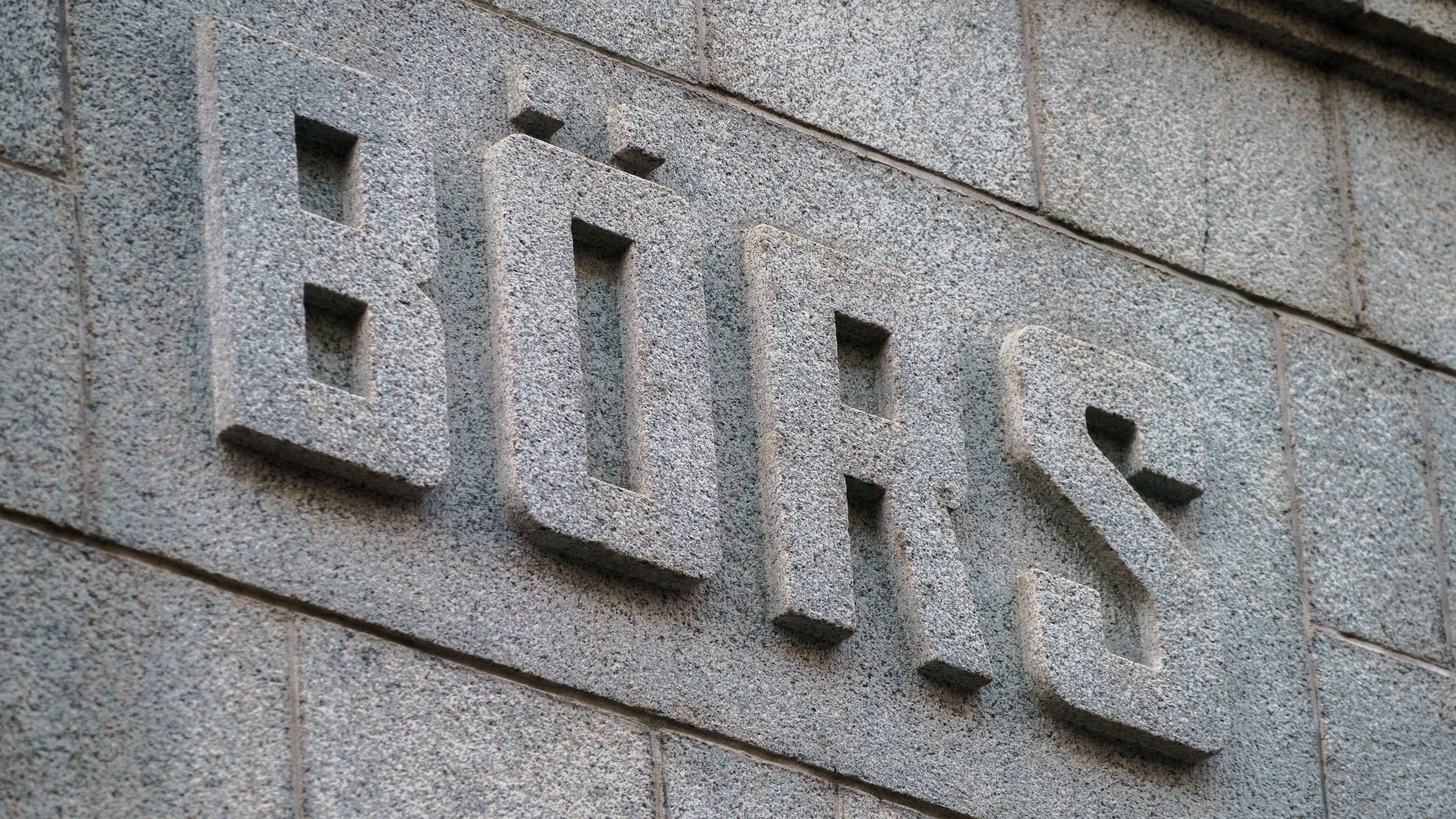 Helsingin pörssitalon graniittiseinän kivinen kolmiulotteinen teksti "börs".