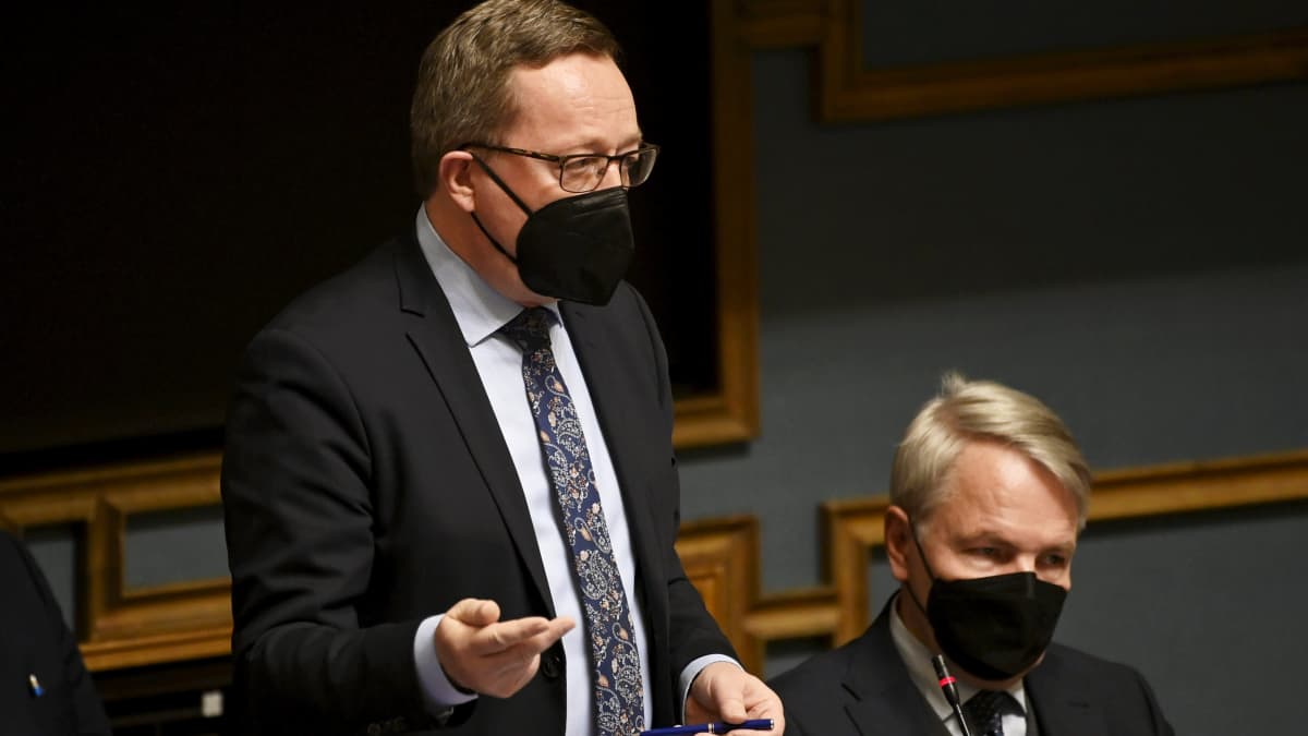 Elinkeinoministeri Mika Lintilä (vas.) ja ulkoministeri Pekka Haavisto eduskunnan suullisella kyselytunnilla Helsingissä 10. helmikuuta 2022.