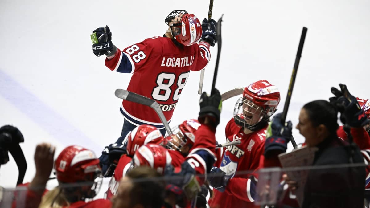 HIFK:n pelaajat juhlivat 3-2 ja Suomen mestaruuden voittoa jääkiekon naisten Liigan kolmannessa loppuottelussa HIFK - Kiekko-Espoo Helsingissä.