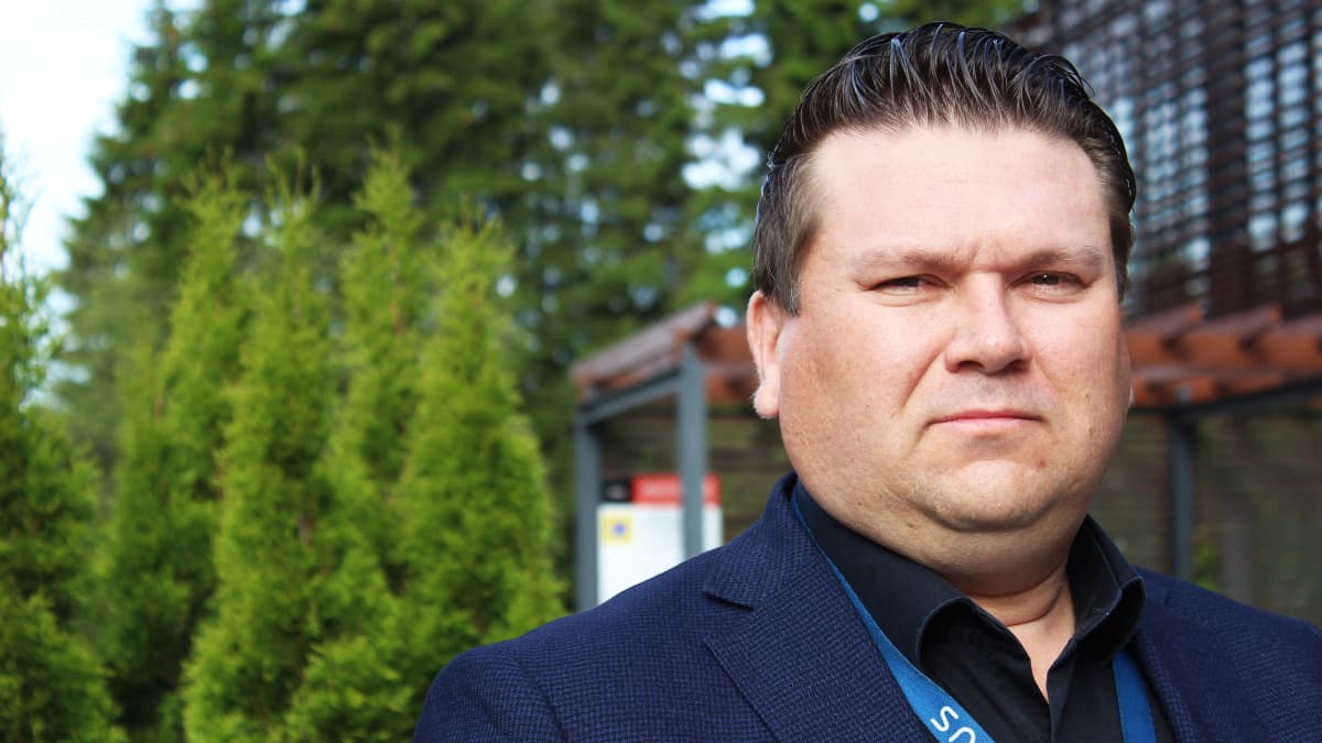 Jarmo Kumpulainen ser in i kameran.