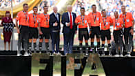 Fifan puheenjohtaja Gianni Infantino ja USA:n presidentti Donald Trump poseerasivat seurajoukkueiden MM-finaalissa kesällä 2025. 