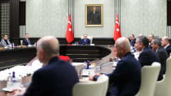 Recep Tayyip Erdoğan istuu neuvotteluhuoneessa.