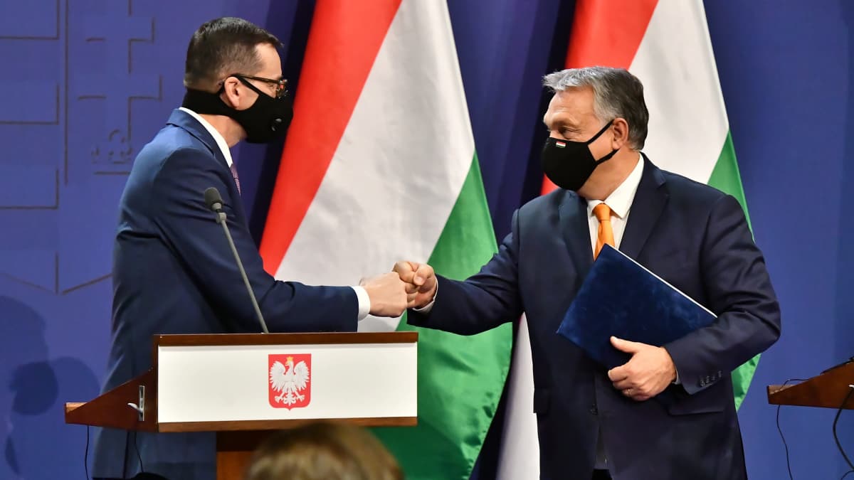 Puolan ja Unkarin pääministerit tekevät nyrkkitervehdyksen