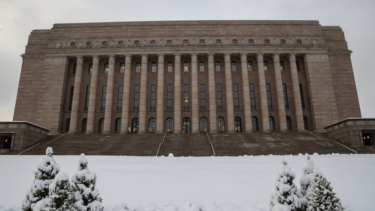 Sähkön korkea hinta aiheutti huolta eduskunnassa