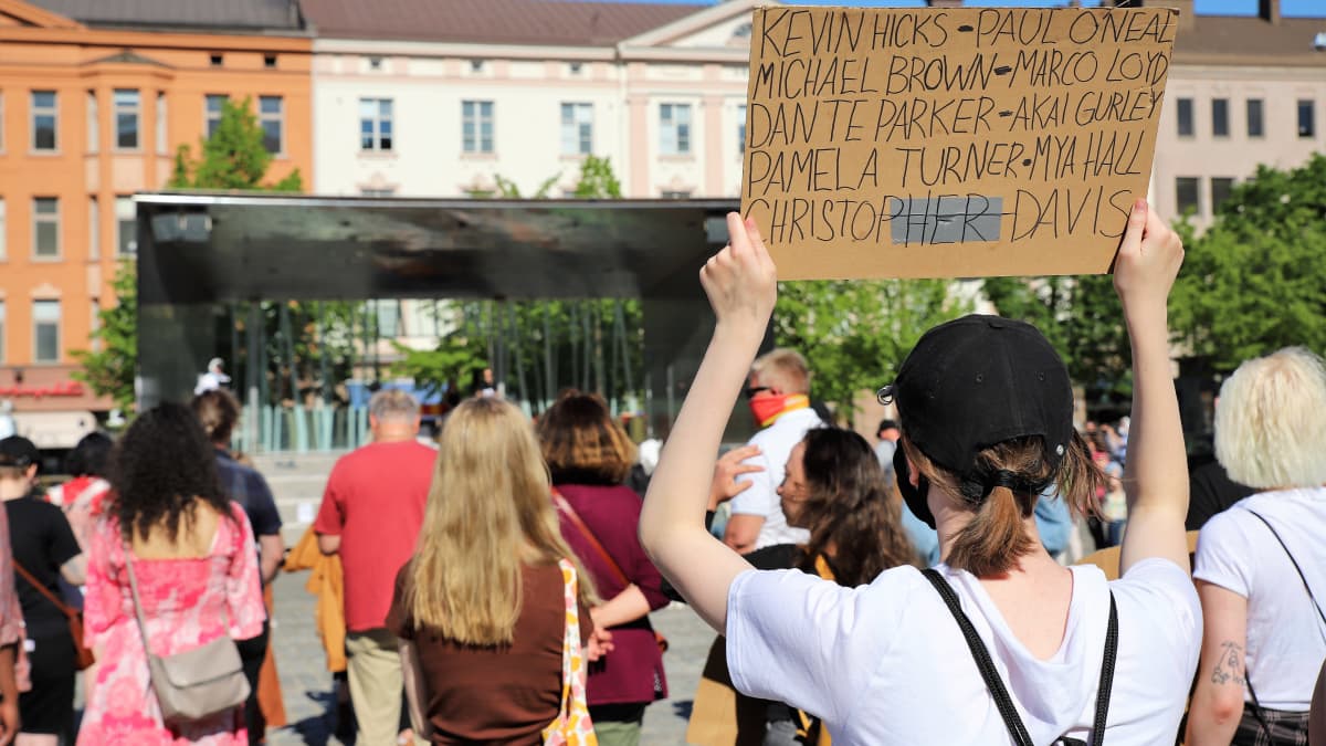 Yleisöä Black lives Matter -mielenilmauksessa Vaasassa