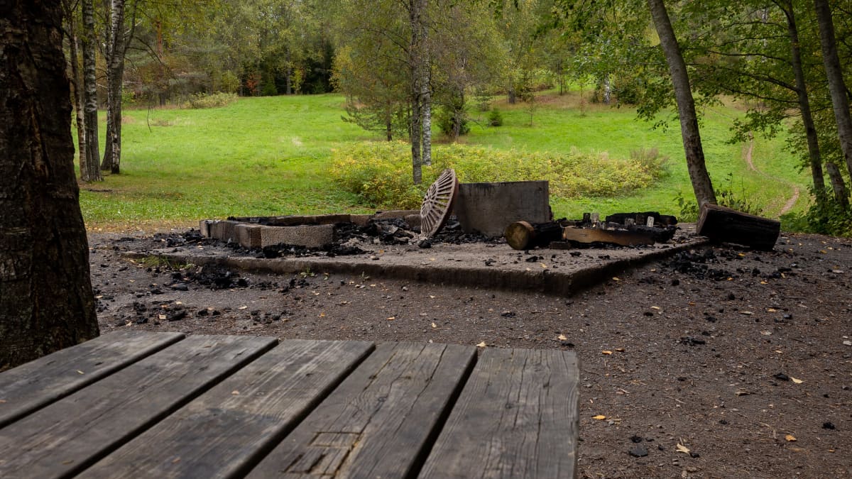 Pikku-Ahveniston luonnonsuojelualueen laavu tuhoutui tulipalossa Ylöjärvellä  – poliisi epäilee tahallaan sytytetyksi