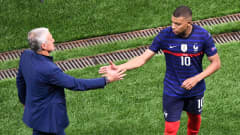 Didier Deschamps lohduttaa Kylian Mbappea EM-kisojen neljännesvälierän jälkeen Bukarestissa 28. kesäkuuta 2021.