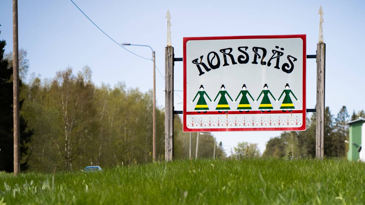 Korsnäsin kunnan kyltti taajamassa.