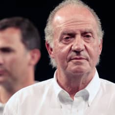 Espanjan kuningas Felipe VI sekä hänen isänsä, vuonna 2014 kruunusta luopunut Juan Carlos.