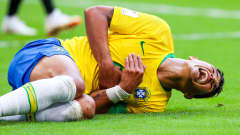 Neymar makaa nurmella.