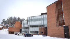 Jyväskylän yliopiston Opinkivi-rakennus ulkoa talvella.