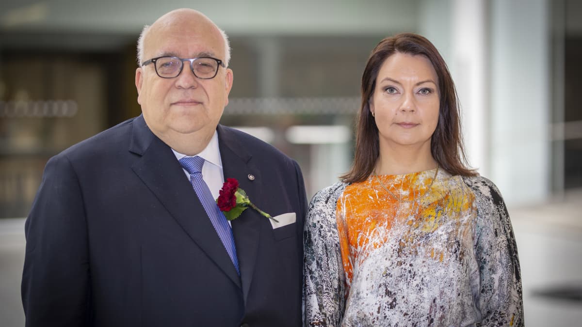 Lakimiesliiton hallituksen puheenjohtaja Antero Rytkölä ja käräjätuomari Paula Virrankoski Varsinais-Suomen käräjäoikeudesta Lakimiespäivillä Messukeskuksessa.