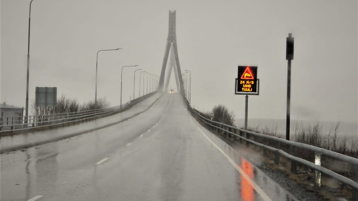Raippaluodon silta Mustasaaressa. Tuuli puhaltaa kovaa Liisa-myrskyssä 19.11.2020