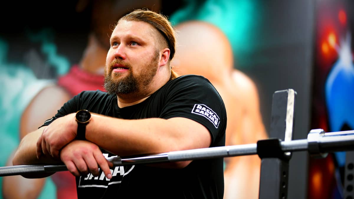 Mika Törrö i gymmet och lutar sig mot en stång