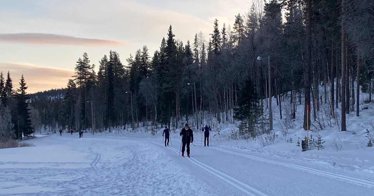 Snow Shortage Impacts Ski Trails in Lapland: Tourists Struggle on Difficult Early Snow Trails