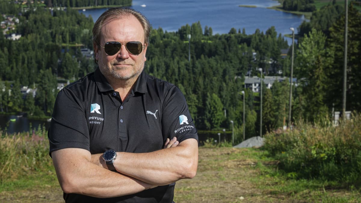 Riihivuori Resort oy:n toimitusjohtaja Janne Andersin seisoo uudelleen avattavan pohjoisrinteen edessä.