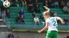 Eva Nyström puskee palloa 
