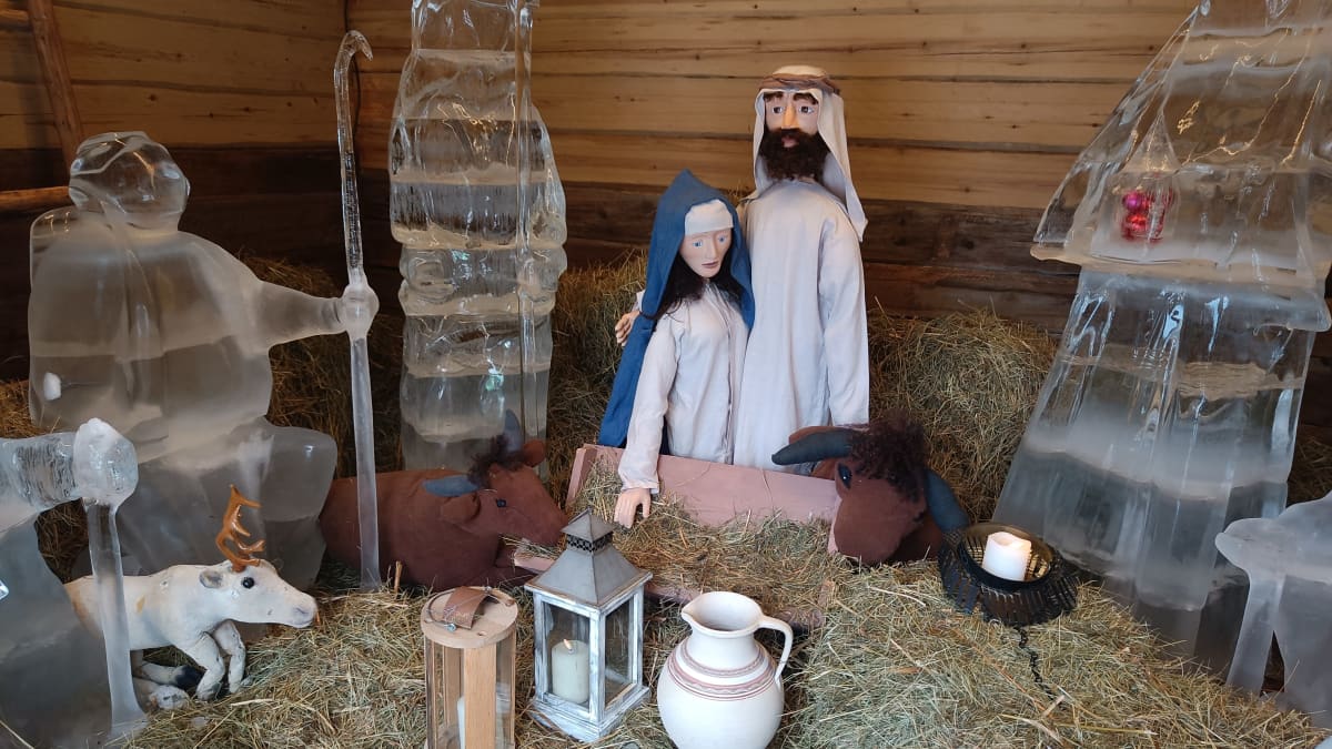 Maria ja Joosef -nuket tyhjän kapalon äärellä seimikuvaelmassa