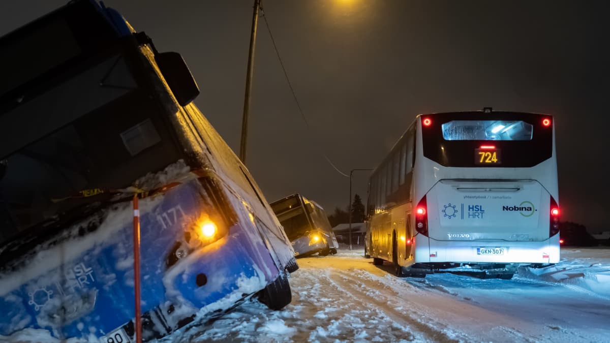 Kaksi bussia suistui lumimyrskyssä tieltä Vantaan Jokiniemessä
