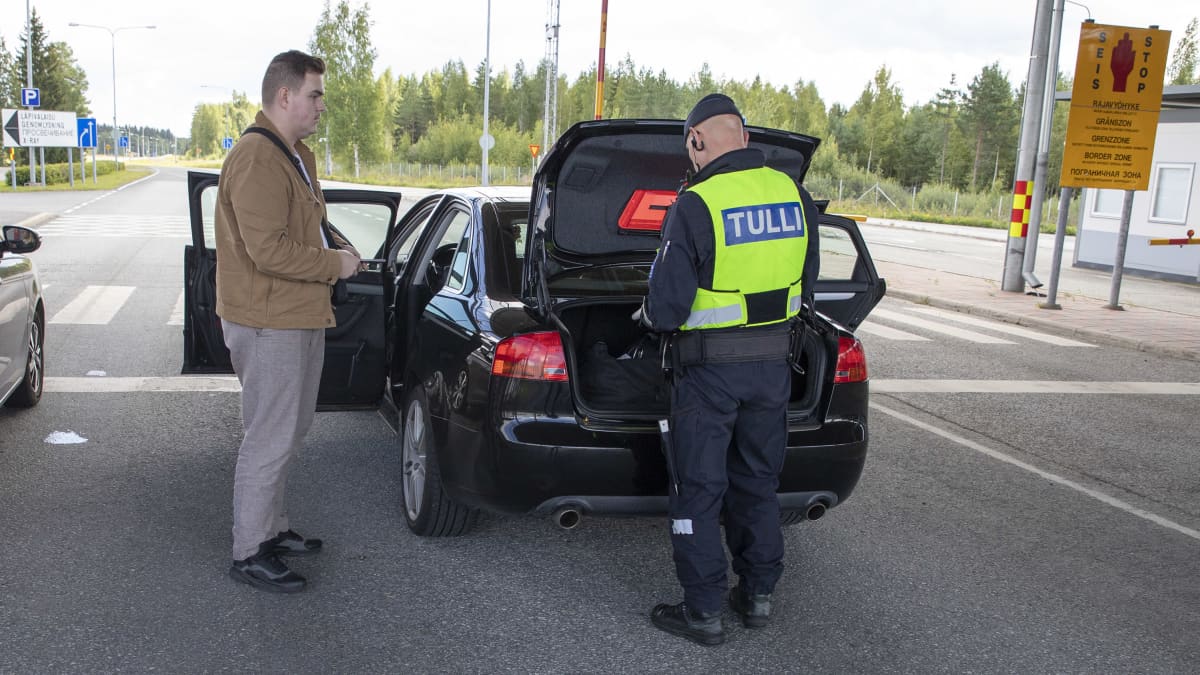 Tullimies tarkastaa helsinkiläisen Andrei Harginenin autoa Niiralan raja-asemalla.