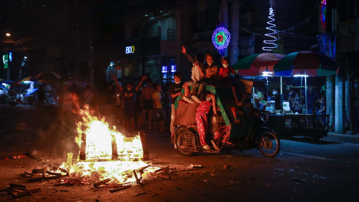 Manilassa Filippiinien pääkaupungissa lapset juhlivat kadulla uutta vuotta 2021.