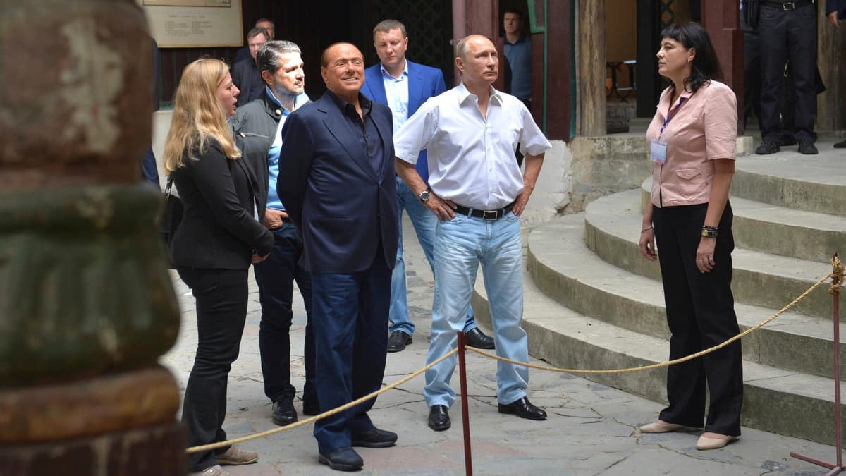 Silvio Berlusconi (etualalla tummassa puvussa) ja Venäjän presidentti Vladimir Putin (valkoinen paita ja farmarit) vierailivat Venäjän miehittämällä Krimin niemimaalla syyskuussa 2015.