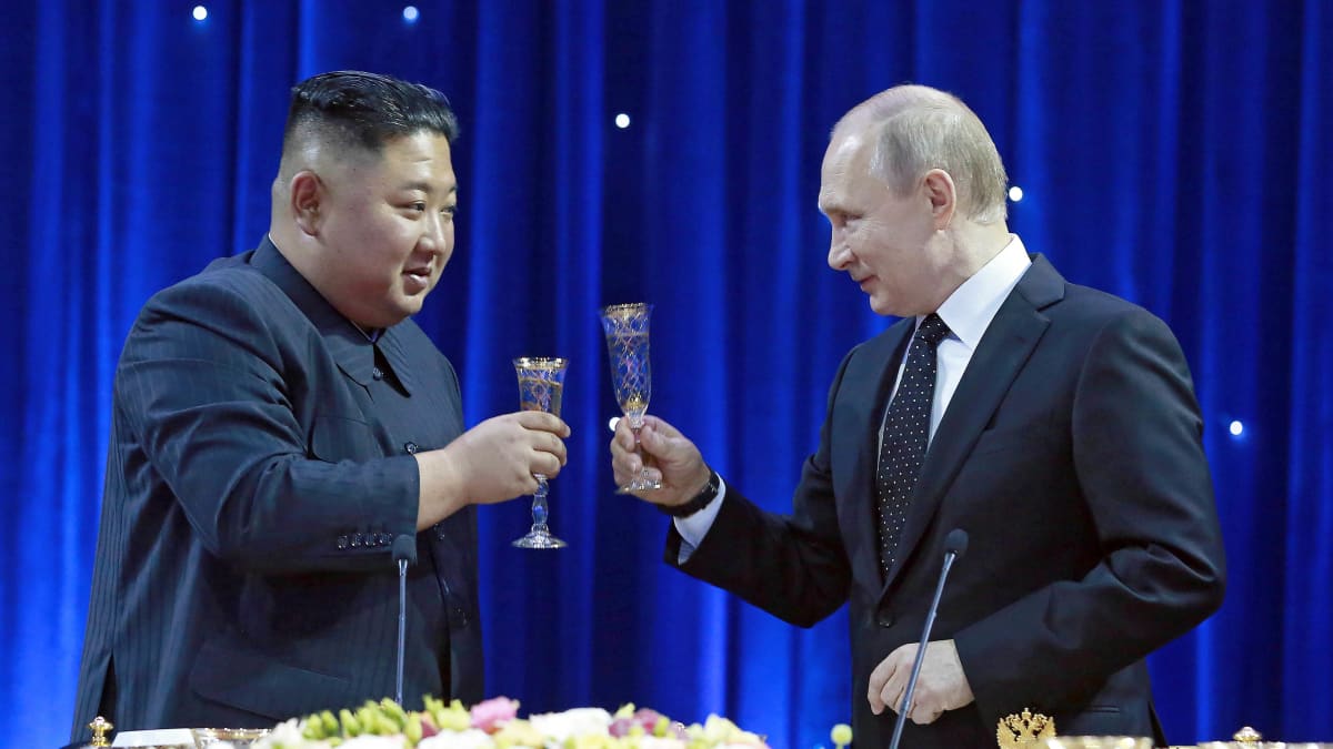 Pohjois-Korean johtaja Kim Jong-un ja Venäjän presidentti Vladimir Putin kohottivat maljat Vladivostokissa 25. huhtikuuta 2019. 