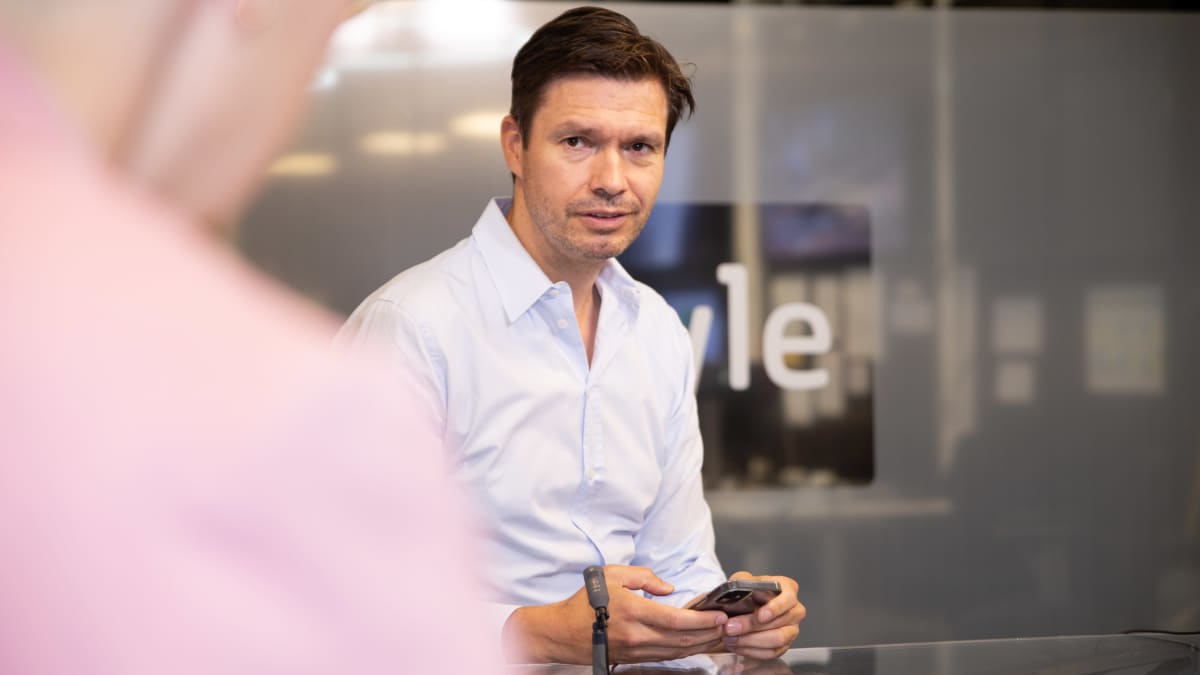 Ulkopoliittisen instituutin johtava tutkija Charly Salonius-Pasternak Ylen erikoisuutislähetyksessä.