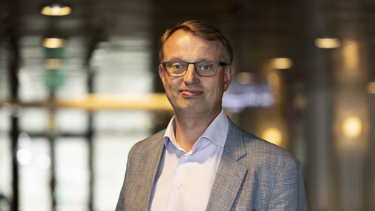 Energiateollisuuden puheenjohtaja Jukka Lestelä kuvattuna Eteläranta 10 aulassa.