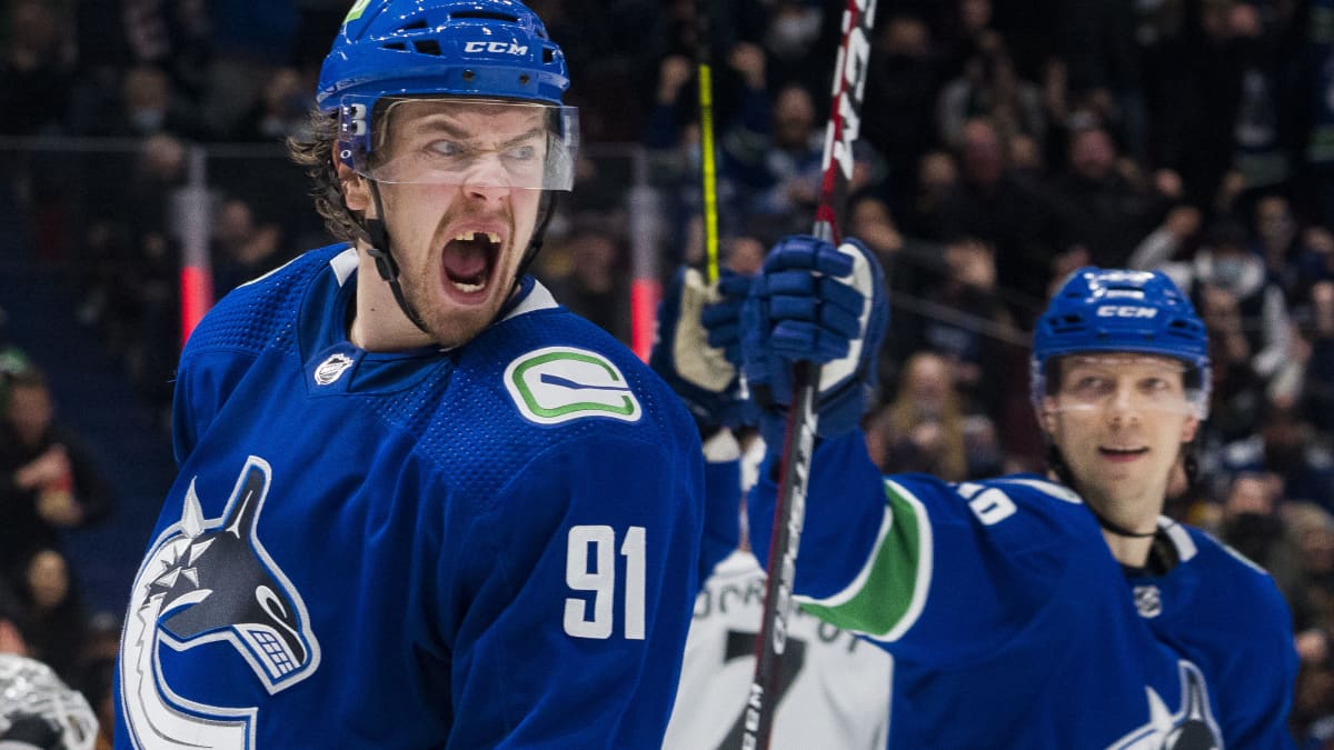 Vancouver Canucksin Juho Lammikko juhlii tekemäänsä maalia.