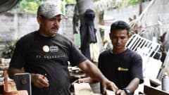 Bitcoin-projektin työntekijät työskentelevät rannalla El Salvadorissa. 