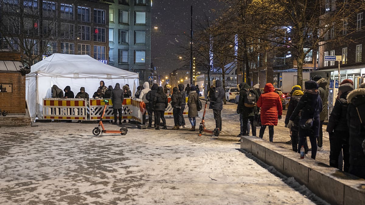 Väkeä jonottamassa pikakoronatestiin. 